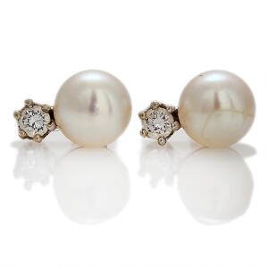 Et par perle- og diamantørestikker af 14 kt. hvidguld hver prydet med ferskvands kulturperle og brillantslebet diamant. Perlediam. ca. 0,5 cm. 2