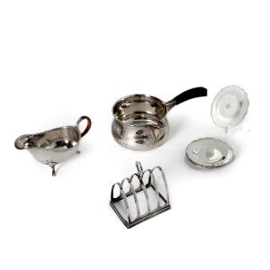 Samling sølv bestående af toastholder, næbkande, lille sovsebåd samt små glasbakker. Danmark mm 20. årh. Vægt inkl. næbkande 705 gr. 11
