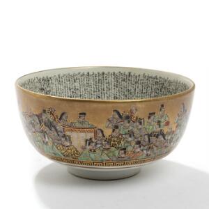 Kinesisk skål af porcelæn, dekoreret i farver og guld med persongalleri, på indersiden digte. Signeret. Ca. 1900. H. 6,5. Diam. 12,5.