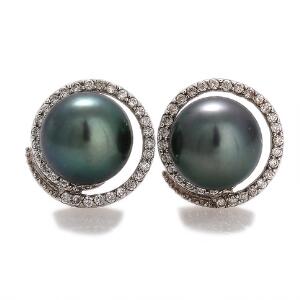 Perle- og diamantørestikker af 18 kt. hvidguld hver prydet med tahiti kulturperle og talrige brillantslebne diamanter. Perlediam. ca. 0,9 cm. 2