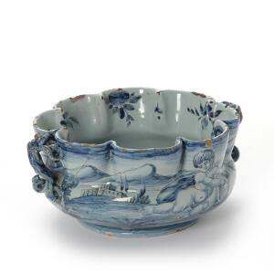 Nevers skål af fajance, dekoreret i underglasur blå med putti i  landskab. Frankrig, 18. årh Diam. 23 cm.
