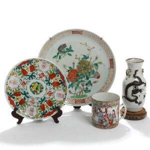 Famille Rose krus, to fade samt vase af porcelæn, dekoreret i hhv. emaljefarver og krakeléglasur. 19.-20. årh. Fade Diam. 22,5 og 29,5. 4