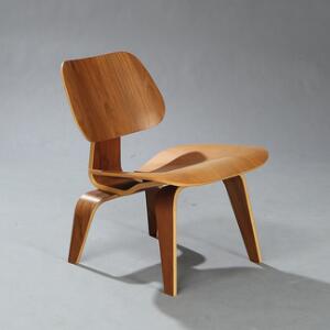 Charles Eames LCW. Lav sidestol af formbøjet, lamineret valnød. Udført og mærket hos Herman Miller.