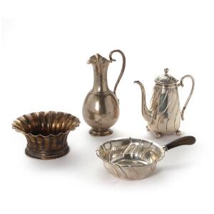 Fire dele sølv bestående af kande, kasserolle, kaffekande samt ligeknækket skål. Alle stemplet Københavns bymærke 1920. årh. Vægt 1665 gr. H. 6-29 cm. 4