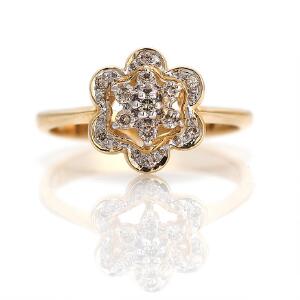 Diamantring af 14 kt. guld prydet med brillantslebne diamanter. Str. 55.