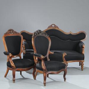 Nyrokoko møblement af mahogny bestående af et par armstole samt sofa. 19. årh.s midte. Sofa l. 150. 3.