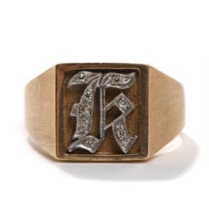 Diamantring af 14 kt. guld og hvidguld, monogram prydet med talrige enkeltslebne diamanter. Vægt 14,9 gr. Str. 70.