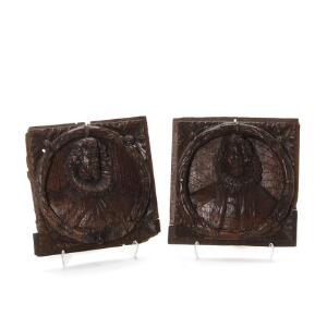 Et par tidlige barok skæringer af egetræ med reliefportrætter af to lærde herrer. Fragmenter. Nordeuropa, 17. årh.s begyndelse. Ca. 23 x 23 cm. 2