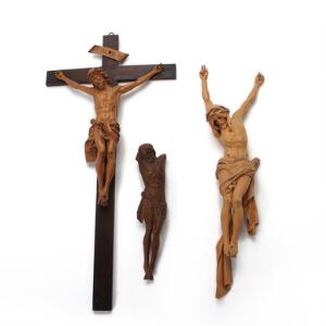 To Kristusfigurer af hhv. oliventræ og mørkfarvet træ. Desuden krucifix med Kristusfigur af frugttræ.  1920. årh. H. 32-72 cm. 3