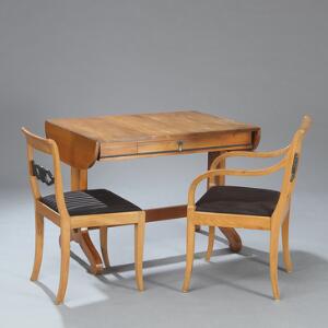 Frits Henningsen Spisestue af elm bestående af fire sidestole, to armstole samt klapbord. Sæder betrukket med sort stribet stof. 7