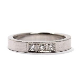Diamant alliancering af 14 kt. hvidguld, prydet med tre billantslebne diamanter på i alt ca. 0,09 ct. Vægt 4 gr. Str. 50.