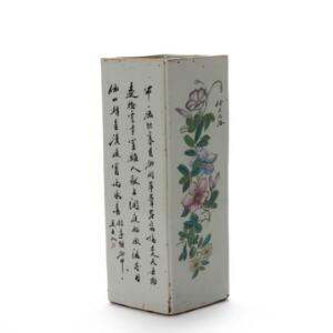 Kinesisk vase af porcelæn, firsidet dekoreret i farver med blomster og poese, mærke i bund. 20. årh. H. 28 cm.