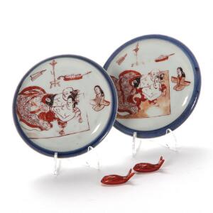 To asietter af porcelæn, dekorerede i farver med erotisk motiv samt to små fisk af porcelæn, dekoreret i rød og guld. Japan 20. årh. Diam. 12,5-13 cm. 4