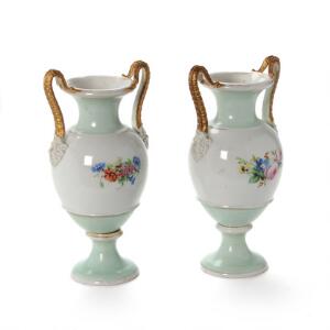 Et par prydvaser af porcelæn dekorerede i farve og guld. Bing  Grøndahl, 19. årh. H. 34 cm. 2