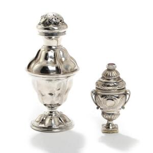 Sønderjydsk Louis XVI vaseformet hovedvandsæg af delvis forgyldt sølv samt strøbøsse af sølv. H. 9 og 15. 2