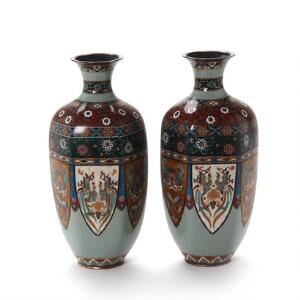 Et par japanske vaser af cloisonne dekorerede med design. Meiji 1868-1911. H. 31 cm. 2
