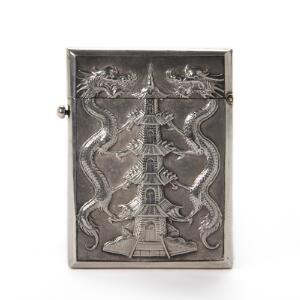 Kinesisk visitkort etui af sølv. Mærket Wang Hing, Hong Kong, 19.-20. årh. Vægt 111 gr. H. 10 cm.