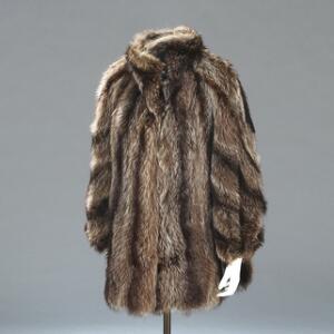 Pelsfrakke af vaskebjørnspels. Str. 44. L. ca. 80 cm.