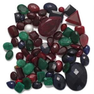 Samling af uindfattede smykkesten og perle, bestående af rubiner, smaragder, safirer, katteøje og ferskvandskulturperle. Ca. 2013. 50