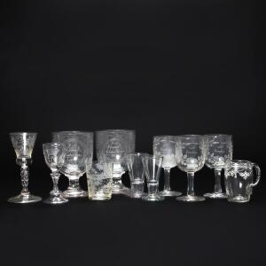En samling diverse glas, tre erindringsglas, to store glas graverede med skibe, bæger med slibning, to rakkerglas, krus m.m. Delvis 18. årh. 11