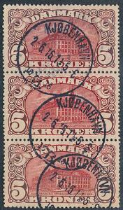 1915. 5 kr. Posthus, brunrød. Vm.IV. Lodret 3-STRIBE, smukt stemplet i KJØBENHAVN 2.6.16. Let oxyderet.