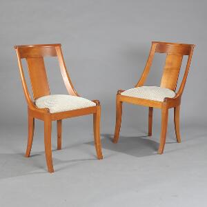 Et par stole af lyst træ. Empireform. 20. årh.s slutning. 2