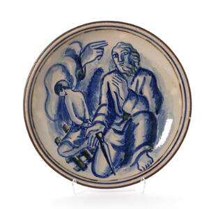 Jais Nielsen Fad af stentøj dekoreret med bibelsk motiv og glasurer i gråt, blåt og mørkebrunt. Diam. 32.