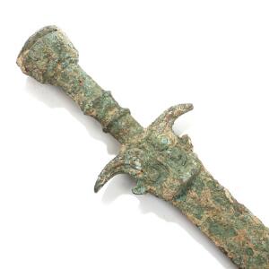 Kinesisk sværd af bronze, støbt med ornamentik. Antageligt Han-periode. 206 f.Kr.-220 e.Kr. L. 63.