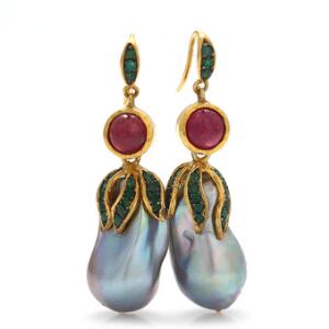 Perle, rubin- og smaragdørestikker af forgyldt og oxideret sterling sølv hver prydet med barok ferskvands kulturperle cabochonslebet rubin og facetslebne smarag