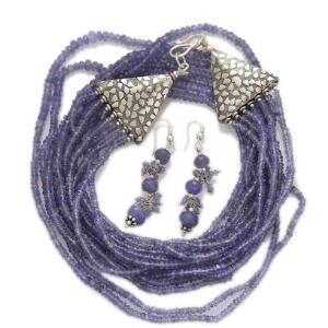 Tanzanitsmykkesæt bestående af syvradet halskæde med lås af sterlingsølv og et par ørestikker, begge prydet med perler af facetslebne tanzanitter. 3