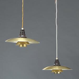 Poul Henningsen PH-3,52. Et par pendler med fatningshus af brun bakelit, skærme af messinghvidlakeret zink. Udført hos Louis Poulsen. 2