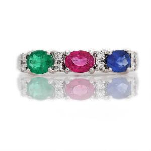 Safir, rubin- og smaragdring af 14 kt. hvidguld prydet med facetslebet safir, rubin og smaragd samt brillantslebne diamanter. Str. 55.