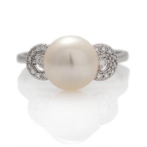 Perle- og diamantring af 14 kt. hvidguld prydet med South Sea kulturperle. Str. 55.