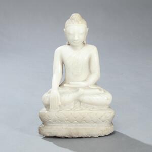 Burmesisk figur af alabast i form af buddha siddende i mediterende stilling på lotuskrone. 20. årh. H. 56 cm.