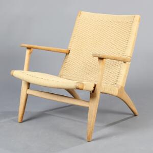 Hans J. Wegner CH 25. Lænestol af eg med sæde og ryg af flettet papirgarn. Udført hos Carl Hansen  Søn, Odense.