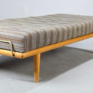 Getama design GE 1819. Daybed af egetræ med messingbøjler, løs springmadras med ternet uld. Udført hos Getama, Gedsted. L. 190. B. 75.