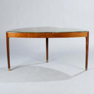 Dansk møbeldesign Tre-benet sofabord af mahogni, runde ben med messingsko, plade af glas. 1950erne. H. 60. L. 119. B. 57.