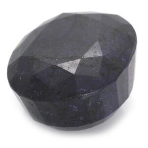 Større facetslebet safir på ca. 2970.00 ct. L. ca. 9 cm. B. ca. 7,5 cm. H. ca. 5,5 cm.