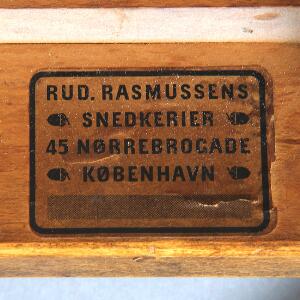 Rud. Rasmussen Sæt på fem stole af bøg, sæder beklædt med lyst kunstskind. Udført hos Rud. Rasmussens Snedkerier med mærkat herfra. 5