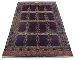 Sign. persisk tæppe, prydet med geometrisk gentagelsesmønster på blå bund. 20. årh. 420 x 286.