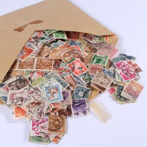 Japan. Stor kuvert fyldt med ældre frimærker.