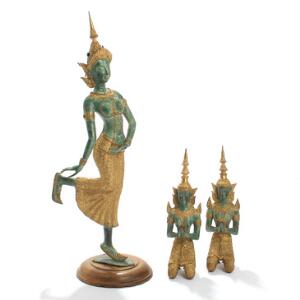 Tempeldanserinde og to buddhaer. Tre figurer af delvis forgyldt og grønpatineret bronze. Thailand. 20. årh. H. 71, 35 og 34. 3