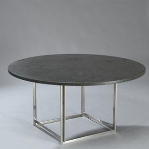 Poul Kjærholm PK-54. Spisebord med stel af rustfrit stål. Cirkulær plade af gråsortbroget granit. Udført hos Fritz Hansen.
