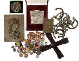 Samling bestående af diverse medailler, nåle, plaketter, primitive betalingemidler, herunder Katanga kors og manilla ringe 12