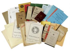 Lille samling af numismatisk litteratur bestående af diverse foreningsskrifter og enkelte bøger samt diverse sparekassebøger