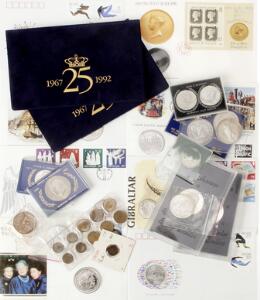 Lille lot udenlandske og lidt danske mønter m.m., bla. USA 12, 1 dollar i sølv 9 stk., Danmark, erindringsmønter 1972 3, diverse møntbreve, i alt 26 stk.