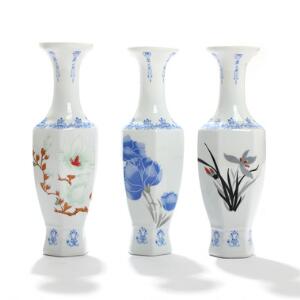 Tre kinesiske vaser af porcelæn dekorerede i farver med transferprint i form af blomster. I original emballage. 20. årh. H. 21. 3