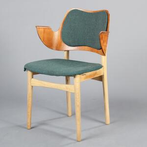 A. Hovmand-Olsen Armstol med stel af eg, ryg af lamineret teak, sæde og ryg med grønt uld. Model 107. Udført hos Bramin.