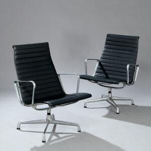 Charles Eames Aluminum Group Lounge Arm Chair. Et par armstole med stel af aluminium. Sæde og ryg med blåsort farvet skind. 2