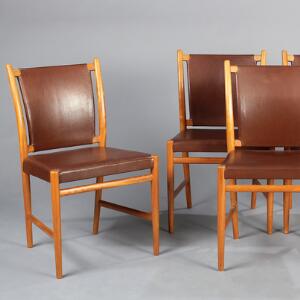 Jacob Kjær Et sæt på fire stole af mahogni, sæde og ryg med brunt skind. Model A-49. Designet 1956. Udført hos snedkermester Jacob Kjær. 4